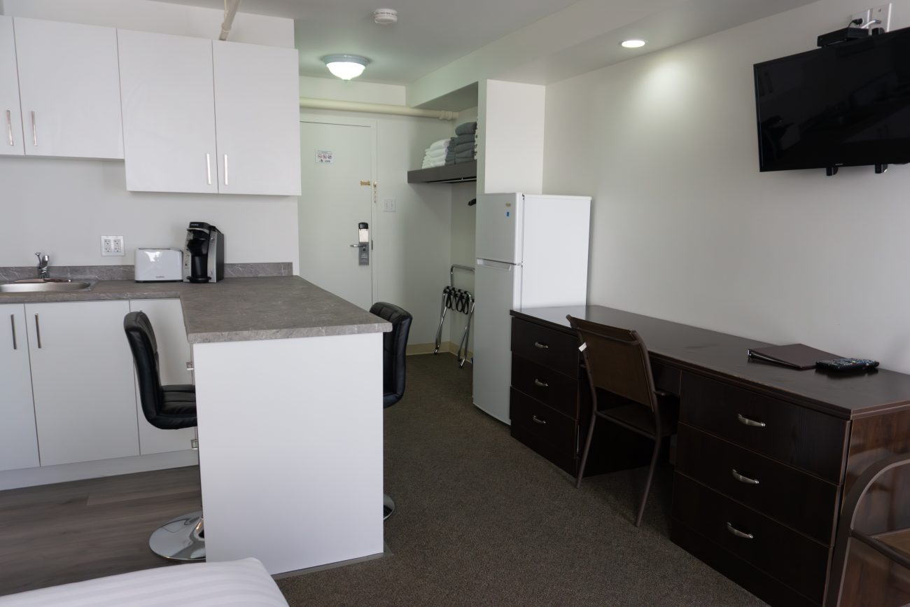 Studio à louer à Val-d'Or avec un bureau et une cuisine